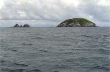 Afora os costões, possui pequena praia de seixos. Não há trilhas em seu interior. A Ilha está sob os cuidados do Centro de Estudos do Mar. Formada por três pequenas ilhas é a região do litoral com água mais limpa, sendo perfeitas para pesca e mergulho.